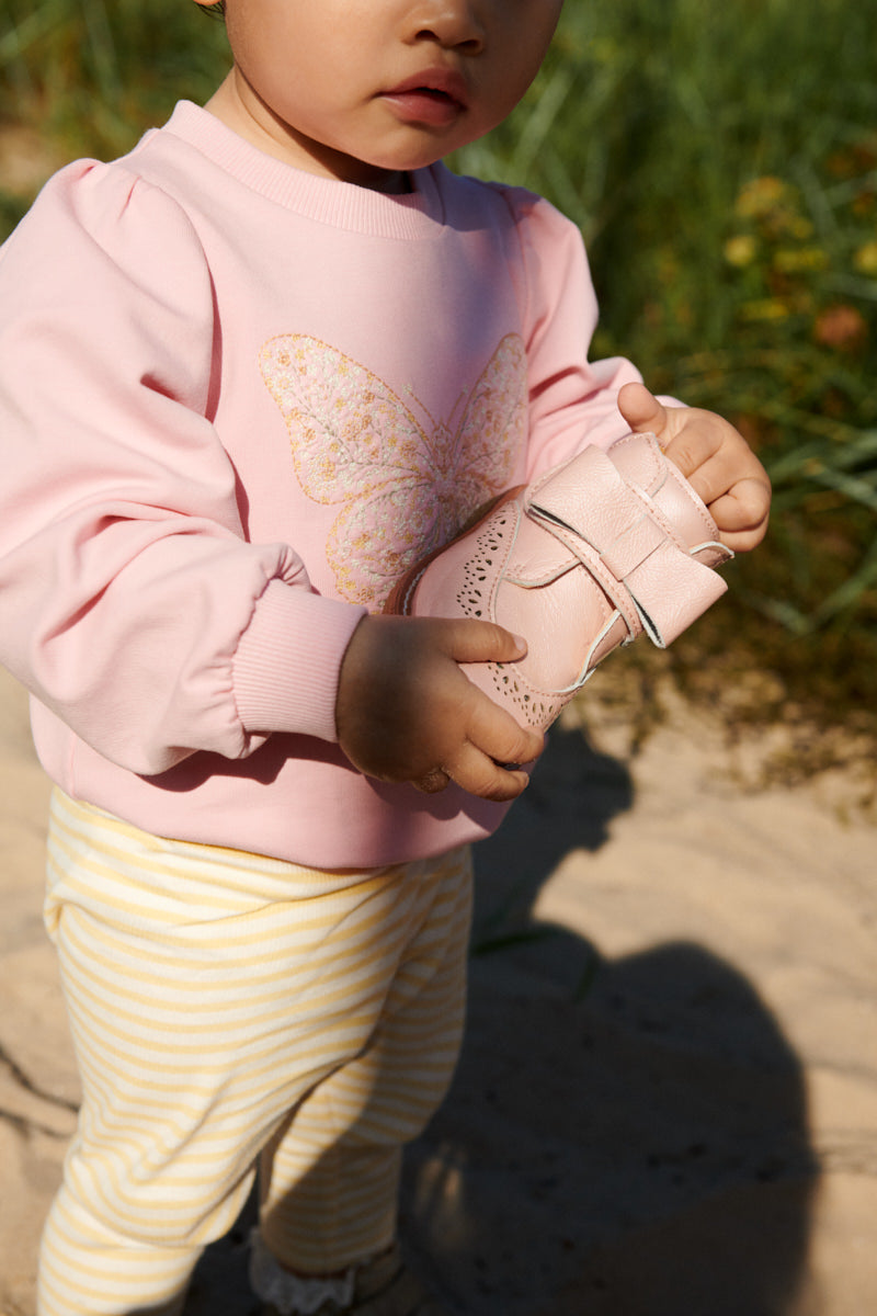 Sweatshirt mit Stickerei - Schmetterling