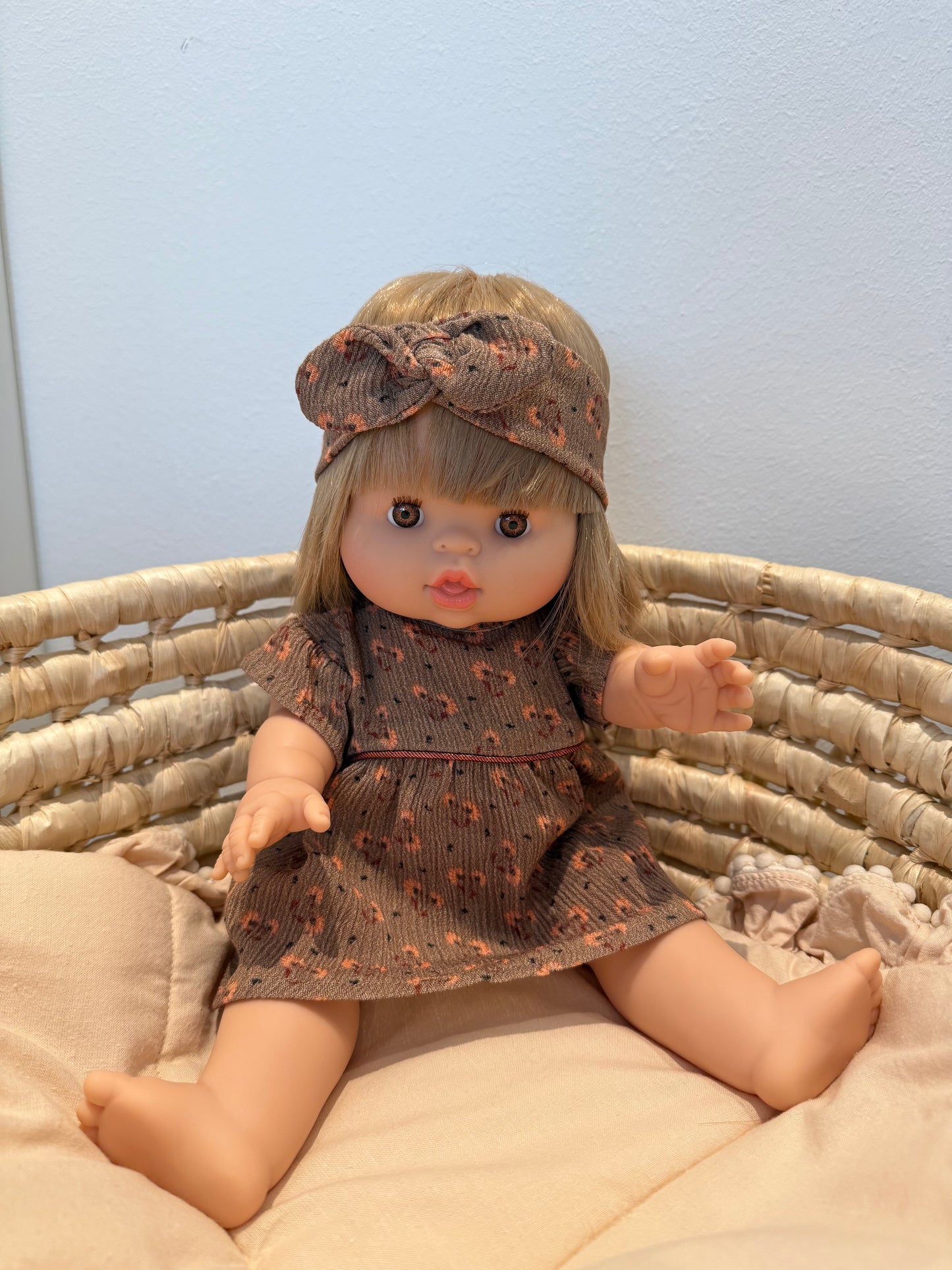 PUPPE Zoe - mit Kleid & Stirnband Braun
