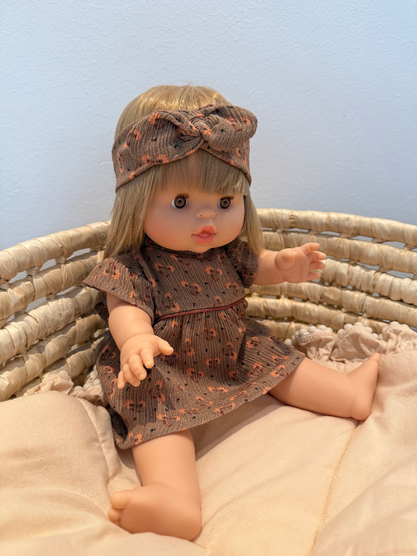 PUPPE Zoe - mit Kleid & Stirnband Braun