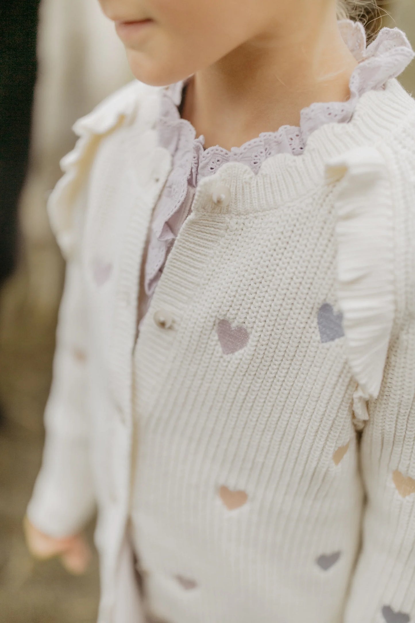 STRICKCARDIGAN MIT HERZCHEN-APPLIKATION