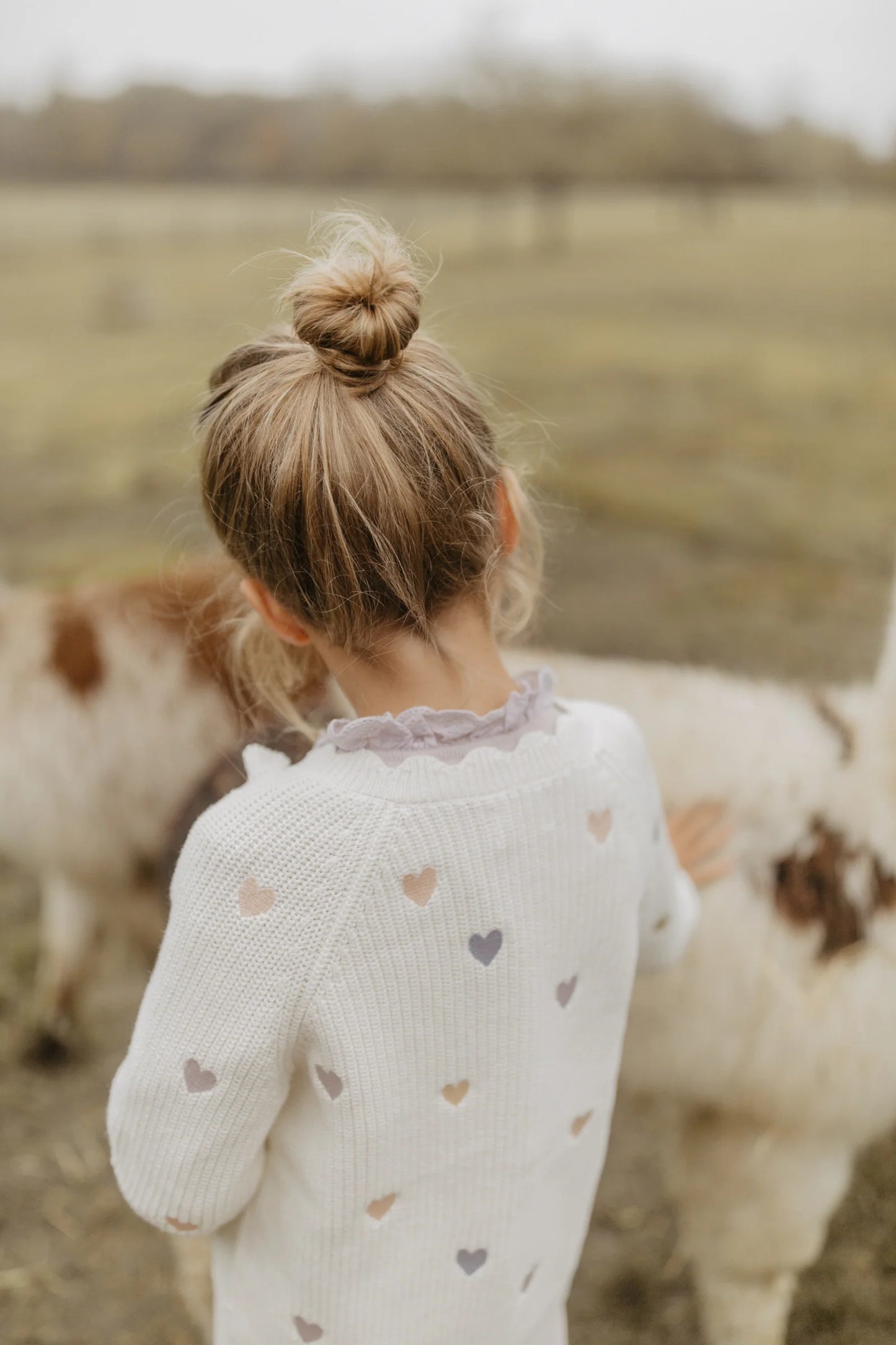 STRICKCARDIGAN MIT HERZCHEN-APPLIKATION