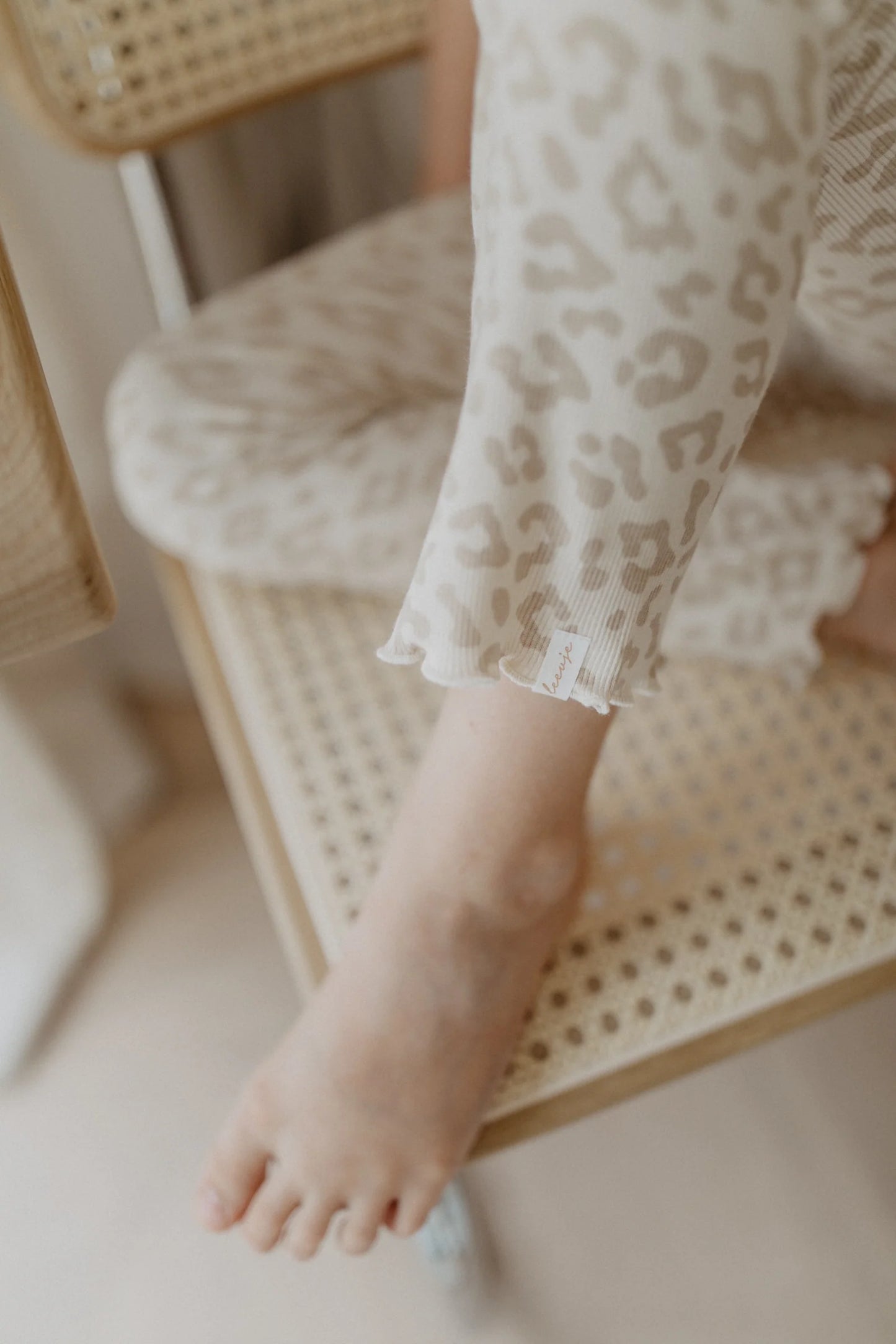 SCHLAG-LEGGINGS 'LEO' MIT SCHLEIFE AUS BIO-BAUMWOLLE