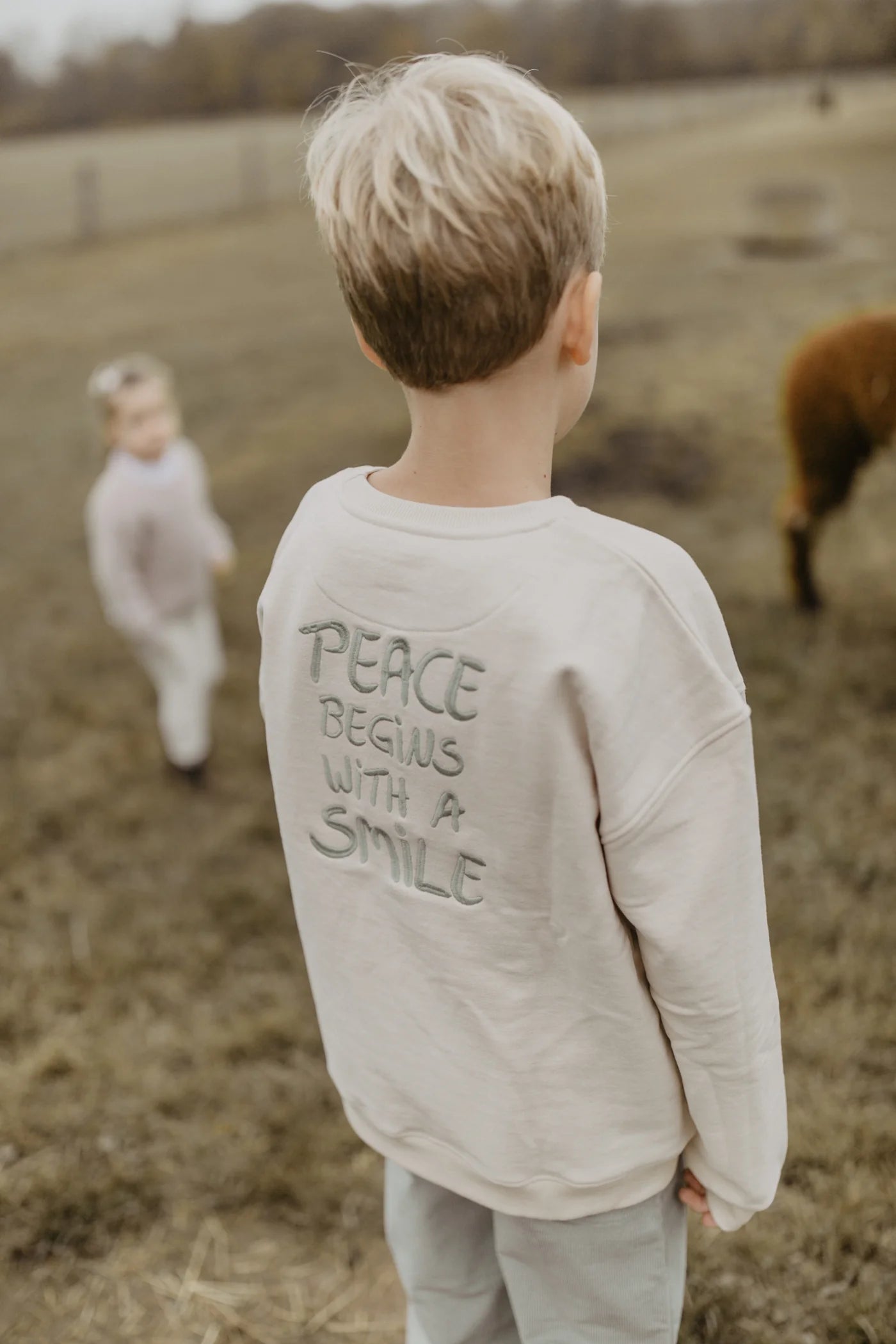 UNISEX OVERSIZED SWEATSHIRT 'PEACE BEGINS WITH A SMILE'