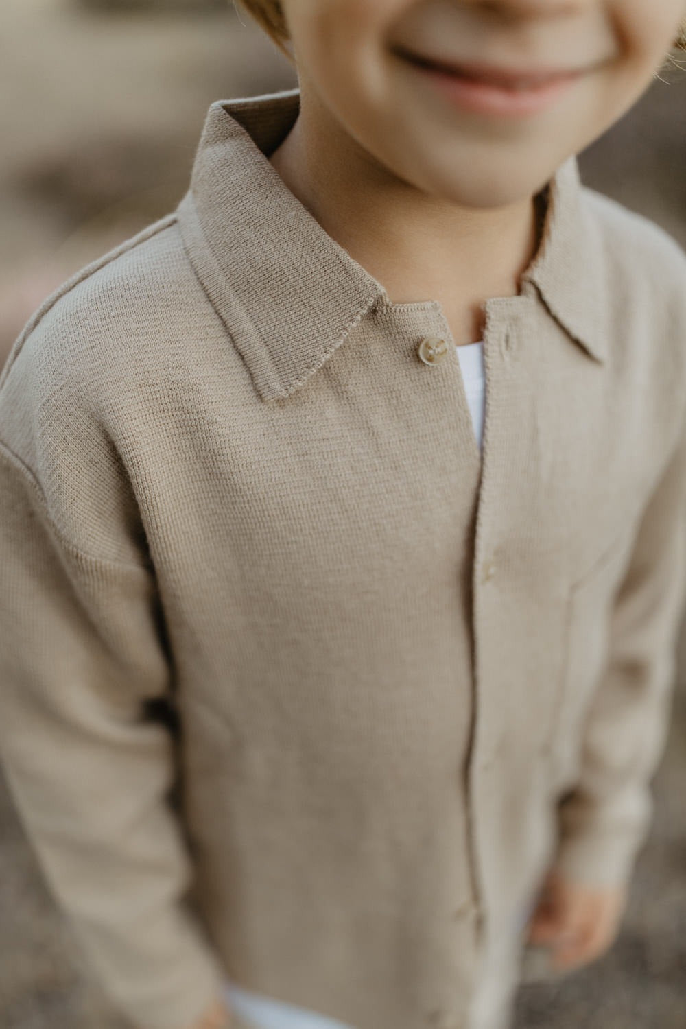 SHIRT AUS STRICK MIT BRUSTTASCHE - COFFEE