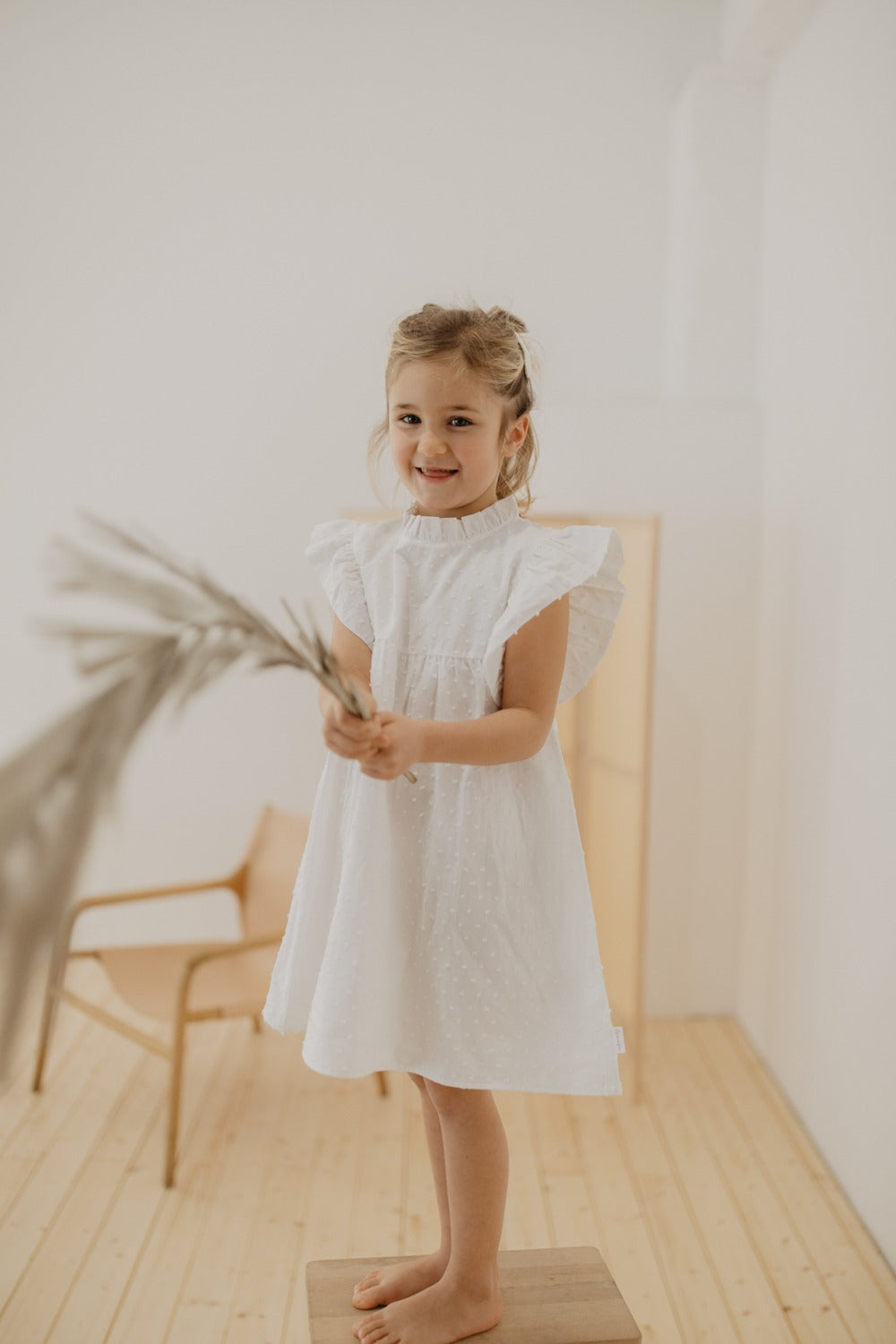 KLEID MIT BREITER RÜSCHE