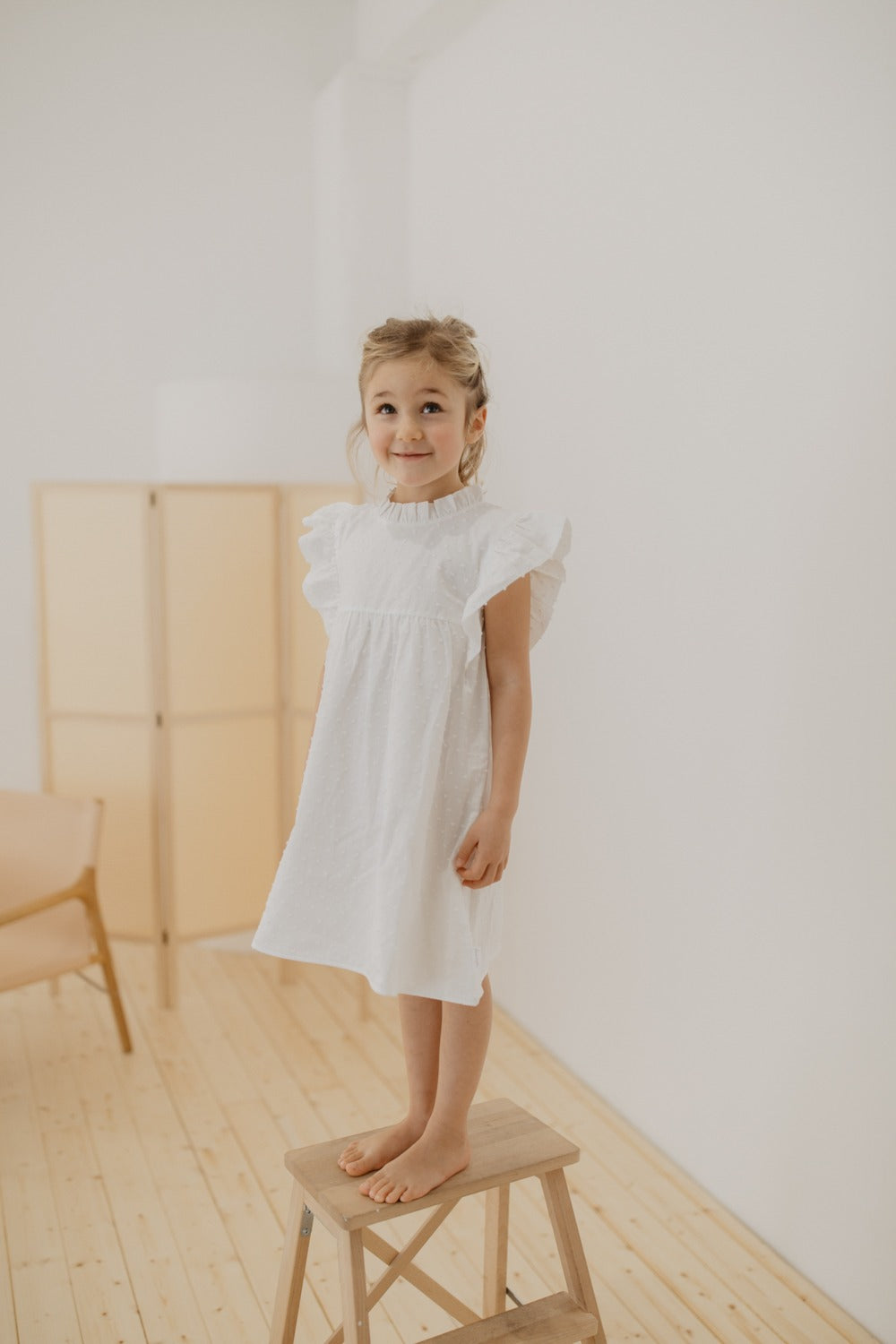 KLEID MIT BREITER RÜSCHE