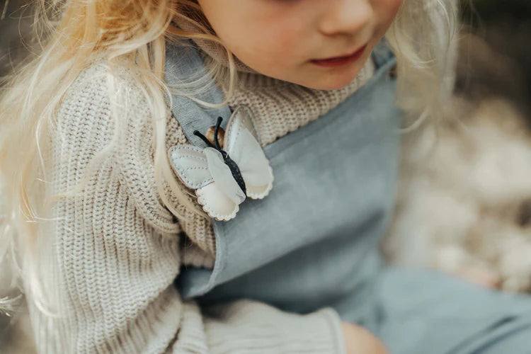 Schmetterling Haarclip aus Leder in Metallicfarben mit verspielten Details