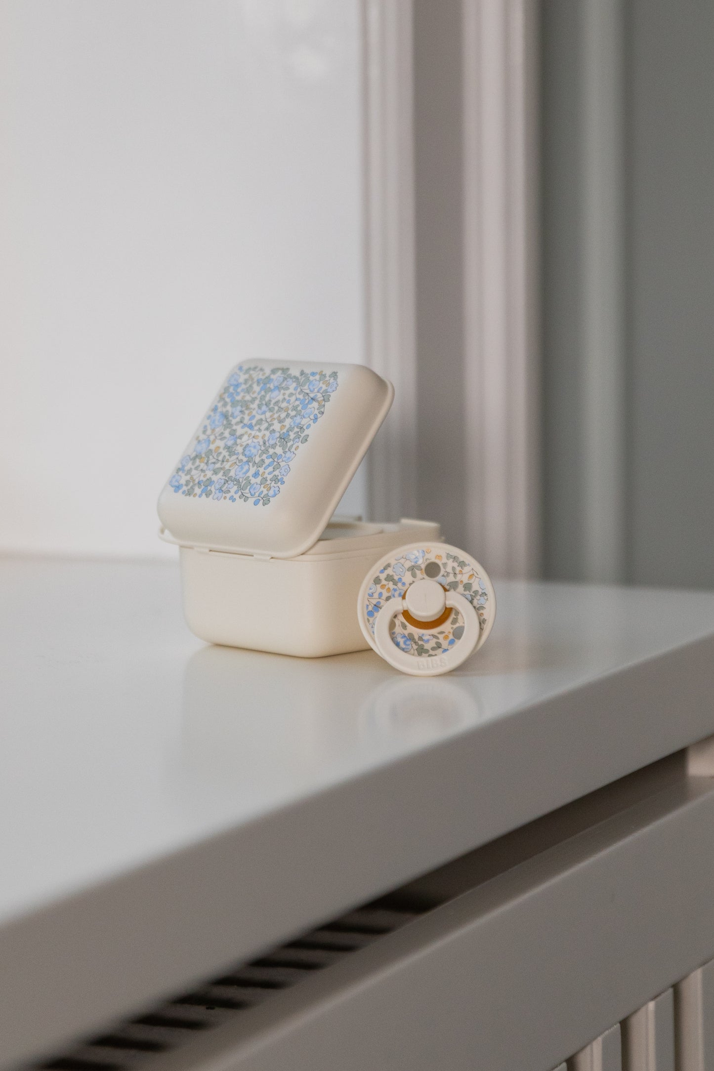 BIBS x LIBERTY SCHNULLERBOX - Eloise Ivory