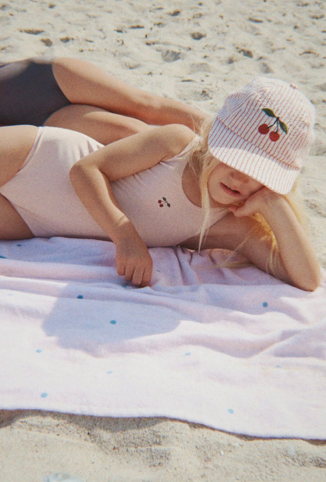 Ellie Bow Kappe - Cherry