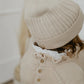 STRICKKLEID MIT RÜSCHENKRAGEN - POWDER GRAY