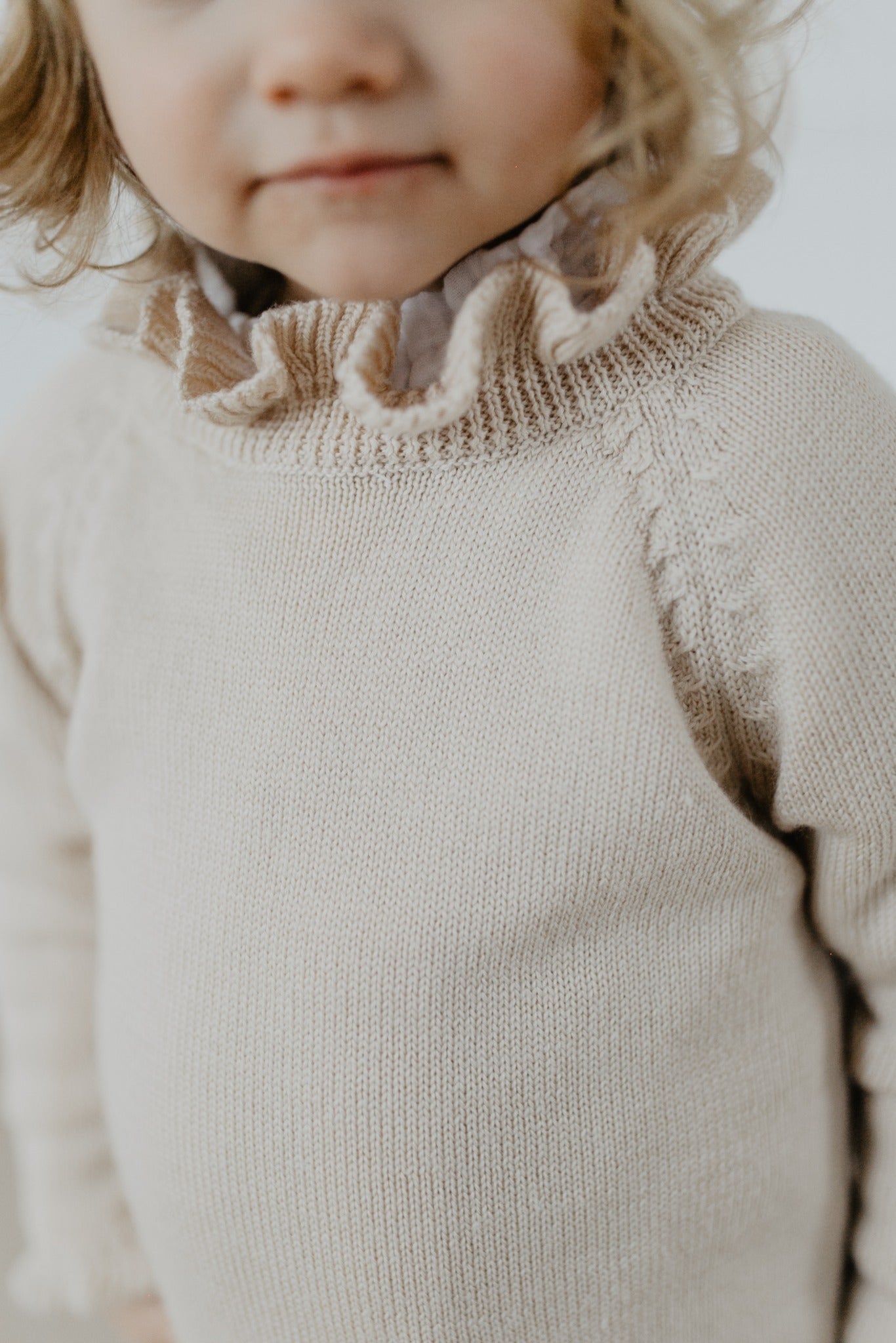 STRICKKLEID MIT RÜSCHENKRAGEN - POWDER GRAY