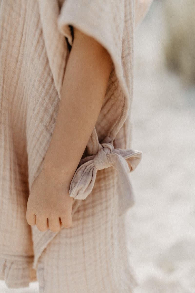 Poncho aus Musselin mit Rüschen 'flowers' - dusty rose